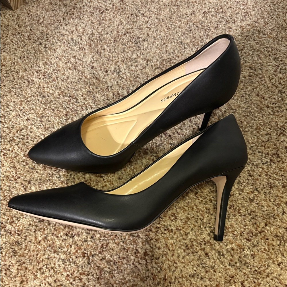 Jessica Simpson Woman’s pointed top pumps